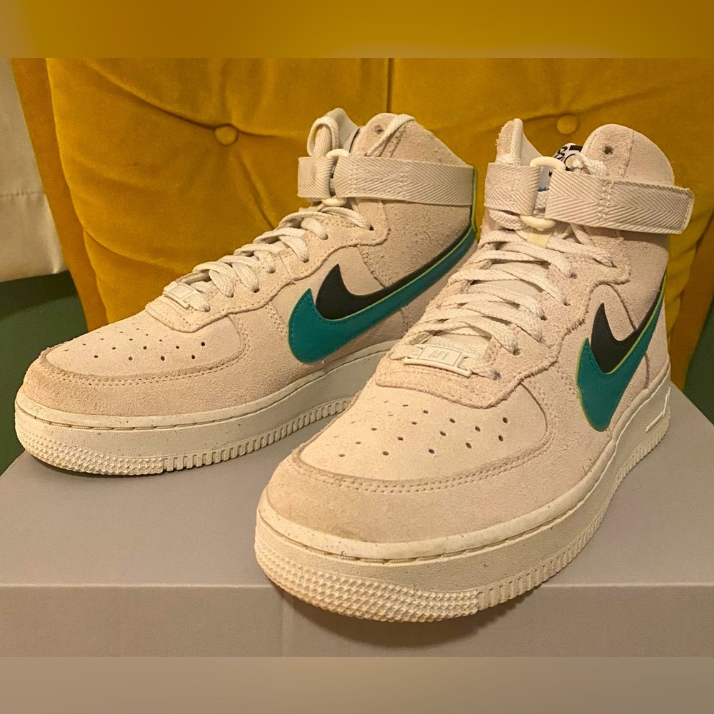 Nike Air Force 1 HI SE Womens size 8
